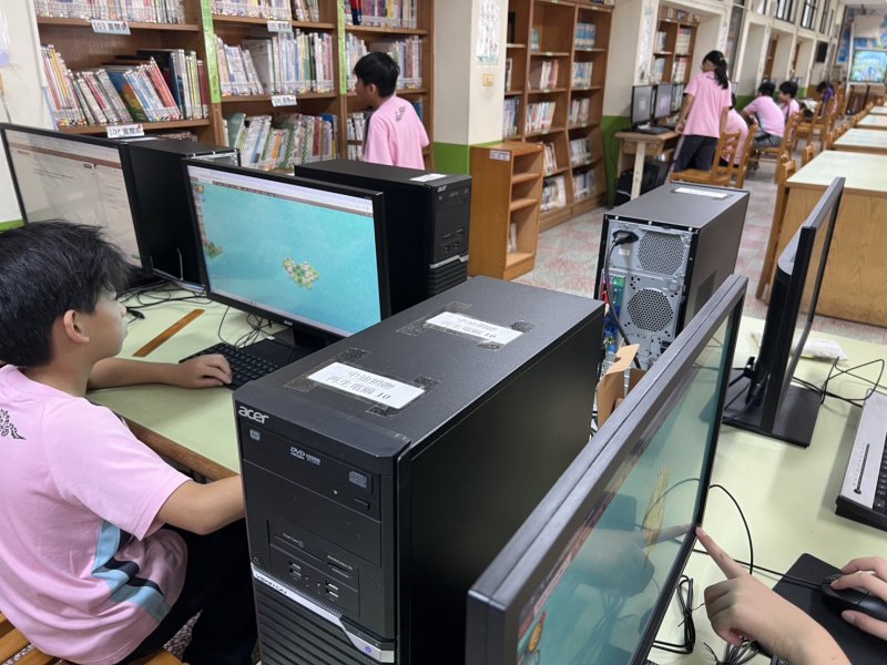 鳳山國小學生使用中油捐贈的再生電腦進行閱讀闖關遊戲。