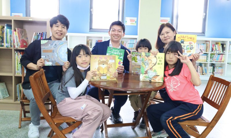 教育局長吳立森在曹公國小共站讀與學童共讀繪本，了解共讀站建置「AI智慧系統」。