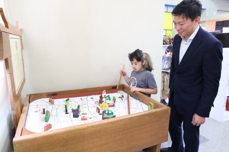 教育局長吳立森在曹公國小共站讀與學童共讀繪本，了解共讀站建置「AI智慧系統」。