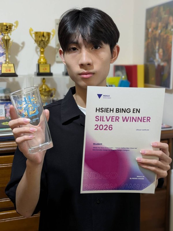 文創一甲謝秉恩將高雄海港意象結合字體設計轉化為商品語彙，獲得商品圖像設計類銀獎。(漾新聞記者陳雯萍翻攝)