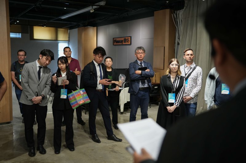 駁二Pinway 8號倉庫作為高雄數位遊牧核心據點,不僅提供國際人才諮詢與社群對話平台,更透過場域導覽展現高雄支持新型態彈性工作模式的軟硬體實力。 駁二Pinway 8號倉庫作為高雄數位遊牧核心據點,不僅提供國際人才諮詢與社群對話平台,更透過場域導覽展現高雄支持新型態彈性工作模式的軟硬體實力。