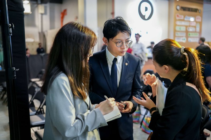 青年局長林楷軒與日本熊本 XOSS POINT.深川杏樹於場域內深入對談,雙方針對臺日創業資源對接交換意見,並高度肯定高雄數位遊牧環境對國際人才的吸引力。 青年局長林楷軒與日本熊本 XOSS POINT.深川杏樹於場域內深入對談,雙方針對臺日創業資源對接交換意見,並高度肯定高雄數位遊牧環境對國際人才的吸引力。