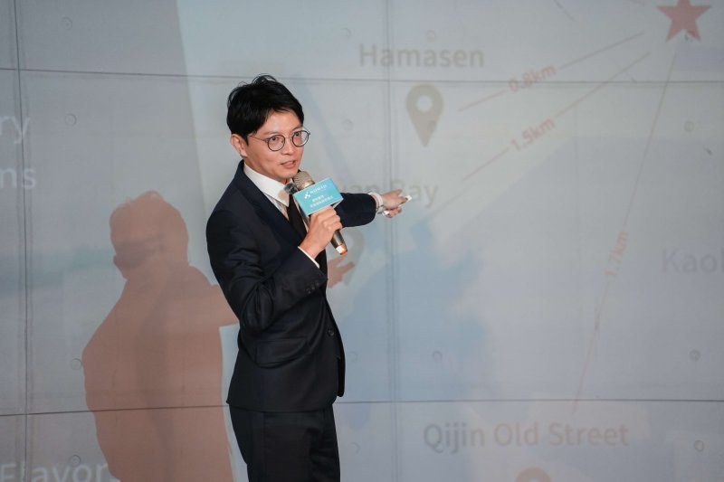 青年局長林楷軒介紹高雄具備「山海河港」的獨特城市魅力與完善的創業配套資源,強調高雄已準備好接軌國際,成為擁抱國際人才的數位遊牧友善城市。 青年局長林楷軒介紹高雄具備「山海河港」的獨特城市魅力與完善的創業配套資源,強調高雄已準備好接軌國際,成為擁抱國際人才的數位遊牧友善城市。