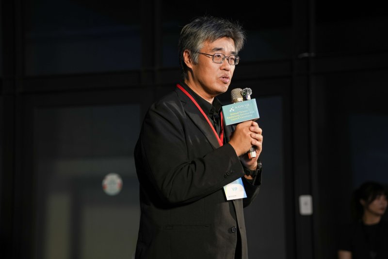 高雄市副市長李懷仁致詞歡迎日本代表團與各國貴賓,分享高雄設置國際數位遊牧據點的願景,並期盼透過此次與日方新創基地的合作,強化臺日人才交流,共同打造亞洲數位遊牧生態圈。 高雄市副市長李懷仁致詞歡迎日本代表團與各國貴賓,分享高雄設置國際數位遊牧據點的願景,並期盼透過此次與日方新創基地的合作,強化臺日人才交流,共同打造亞洲數位遊牧生態圈。