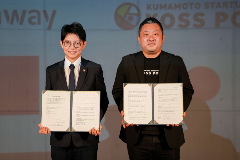 高雄市政府青年局長林楷軒(右)與日本熊本市 XOSS POINT. 培育經理上平健太(左)簽署國際合作備忘錄,宣示攜手建立跨國數位遊牧友善工作平台網絡。 高雄市政府青年局長林楷軒(右)與日本熊本市 XOSS POINT. 培育經理上平健太(左)簽署國際合作備忘錄,宣示攜手建立跨國數位遊牧友善工作平台網絡。