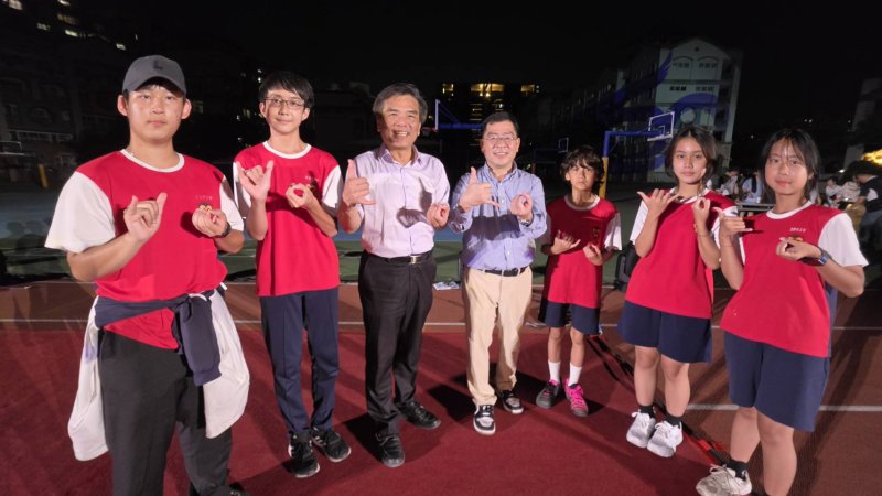 校長何茂通、家長會長陳志豪與學生們祝福五福國中60歲生日快樂！(漾新聞記者陳雯萍攝)