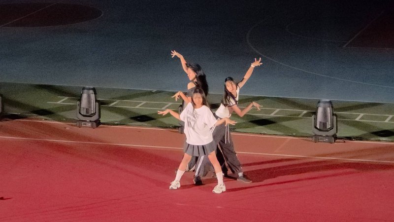 五福國中60週年生日快樂，各類社團學生在「校慶之夜」卯足力進行演出。(漾新聞記者陳雯萍攝)