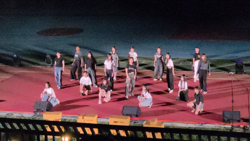 五福國中60週年生日快樂，各類社團學生在「校慶之夜」卯足力進行演出。(漾新聞記者陳雯萍攝)