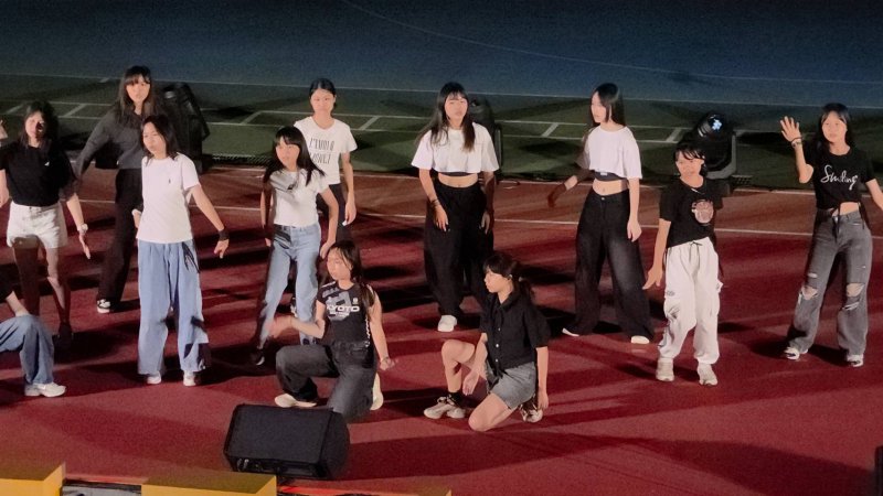 五福國中60週年生日快樂，各類社團學生在「校慶之夜」卯足力進行演出。(漾新聞記者陳雯萍攝)