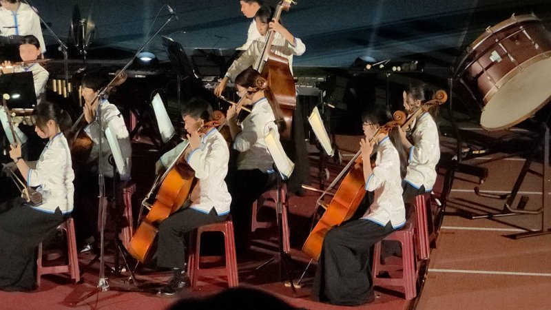 五福國中60週年生日快樂，各類社團學生在「校慶之夜」卯足力進行演出。(漾新聞記者陳雯萍攝)