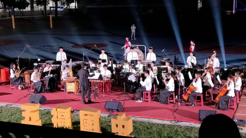 五福國中60週年生日快樂，各類社團學生在「校慶之夜」卯足力進行演出。(漾新聞記者陳雯萍攝)