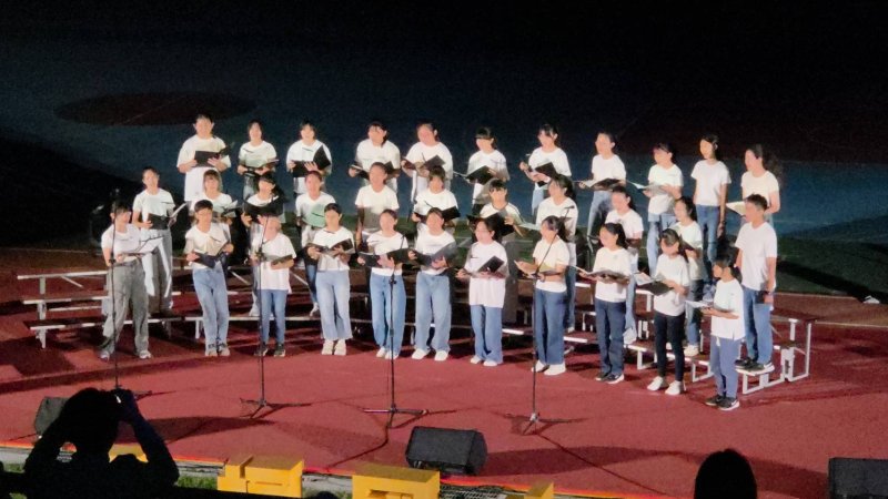 五福國中60週年生日快樂，各類社團學生在「校慶之夜」卯足力進行演出。(漾新聞記者陳雯萍攝)