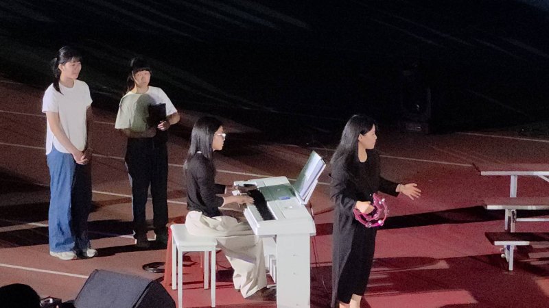 五福國中60週年生日快樂，各類社團學生在「校慶之夜」卯足力進行演出。(漾新聞記者陳雯萍攝)