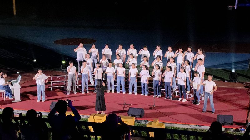 五福國中60週年生日快樂，各類社團學生在「校慶之夜」卯足力進行演出。(漾新聞記者陳雯萍攝)