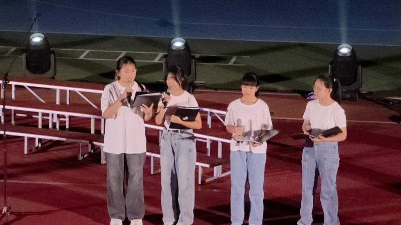 五福國中60週年生日快樂，各類社團學生在「校慶之夜」卯足力進行演出。(漾新聞記者陳雯萍攝)