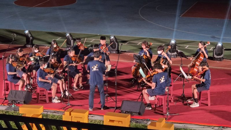 五福國中60週年生日快樂，各類社團學生在「校慶之夜」卯足力進行演出。(漾新聞記者陳雯萍攝)