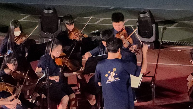 五福國中60週年生日快樂，各類社團學生在「校慶之夜」卯足力進行演出。(漾新聞記者陳雯萍攝)