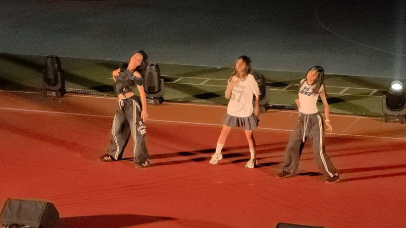 五福國中60週年生日快樂，各類社團學生在「校慶之夜」卯足力進行演出。(漾新聞記者陳雯萍攝)