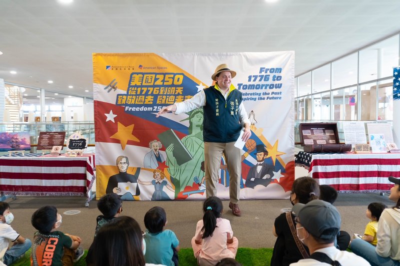 美國在台協會高雄分處（AITK）張子霖處長特別蒞臨為巡迴展和書展進行開展，並以生動幽默的方式來和親子家庭說故事。