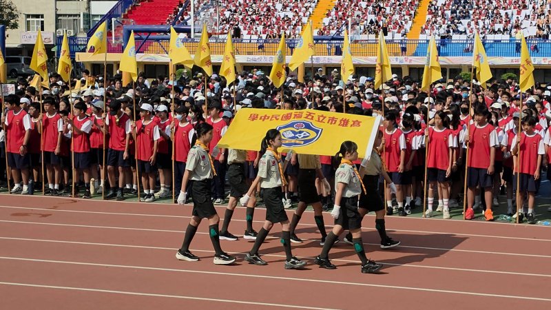五福國中校慶運動會，校旗大進場。(漾新聞記者陳雯萍攝)