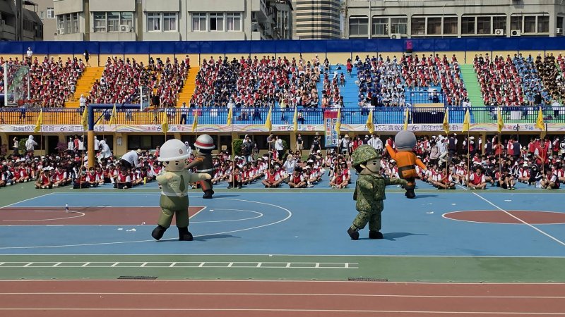 國軍也派出弟兄進行演出，現場歡樂聲不斷！(漾新聞記者陳雯萍攝)