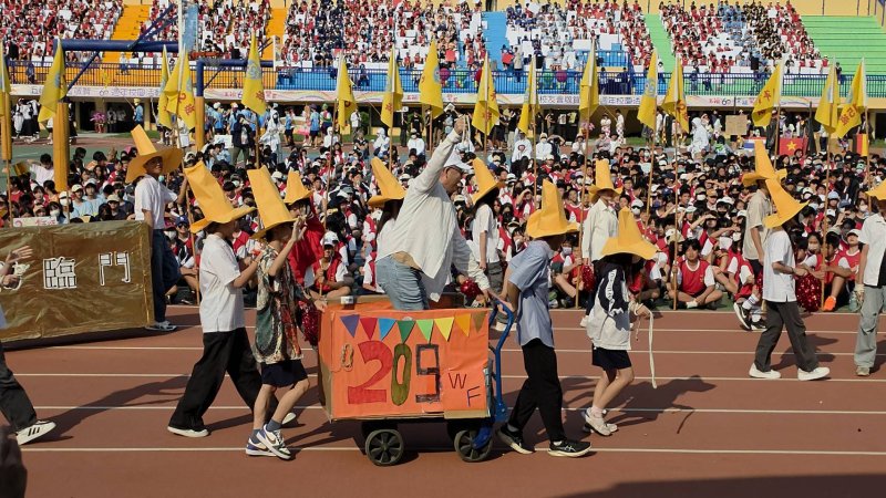 二年級各班的變妝大遊行，老師相當投入，也加入演出的行列，引起全場歡騰不已！(漾新聞記者陳雯萍攝)