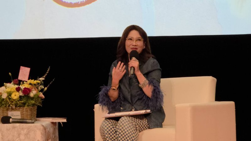 作家吳玉方尾尾道來自己生命的小故事，也刻劃出時代的縮影，每個章節，都生動有趣。(漾新聞記者陳雯萍攝)