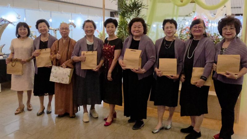 會長王素惠也同步頒發感謝狀與禮物，予小原流會長許惠珠、新國際會長許柳英、美加花藝會長釋印智師父、中華花藝會長黃美玉，以及真美花藝會長王伊純等參展協會代表，以感謝對這次聯展的支持。(漾新聞記者陳雯萍攝)