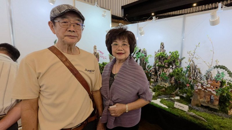 美加前會長與先生的大幅作品，特殊的材質表現，也別具看頭。(漾新聞記者陳雯萍攝)