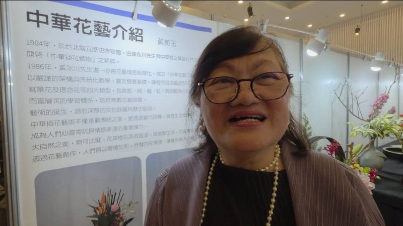 協會執行秘書長陳金蟬說明中華花藝協會成立的由來與特色。(漾新聞記者陳雯萍攝)