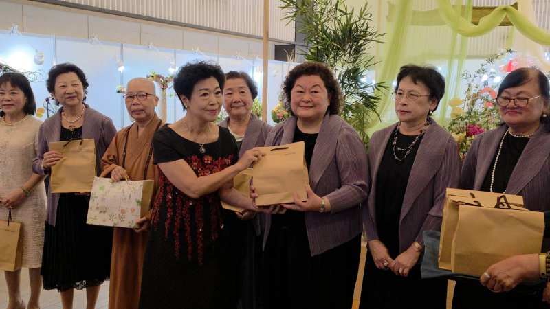 會長王素惠也同步頒發感謝狀與禮物，予小原流會長許惠珠、新國際會長許柳英、美加花藝會長釋印智師父、中華花藝會長黃美玉，以及真美花藝會長王伊純等參展協會代表，以感謝對這次聯展的支持。(漾新聞記者陳雯萍攝)