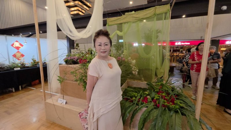 創會會長成樹芬設計的大型藝術裝置，取自宋代詞人汪元量〈越州歌〉中「春意動」的詞，來創造花卉在冬天、春天春意萌發、萬物甦醒的動態美感。(漾新聞記者陳雯萍攝)