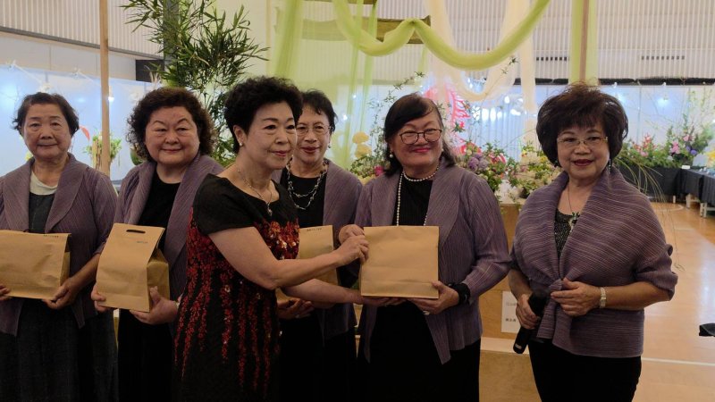 會長王素惠頒發感謝狀及禮物予協會執行秘書長陳金蟬。(漾新聞記者陳雯萍攝)