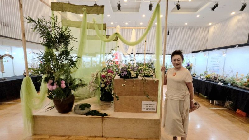 創會會長成樹芬設計的大型藝術裝置，取自宋代詞人汪元量〈越州歌〉中「春意動」的詞，來創造花卉在冬天、春天春意萌發、萬物甦醒的動態美感。(漾新聞記者陳雯萍攝)