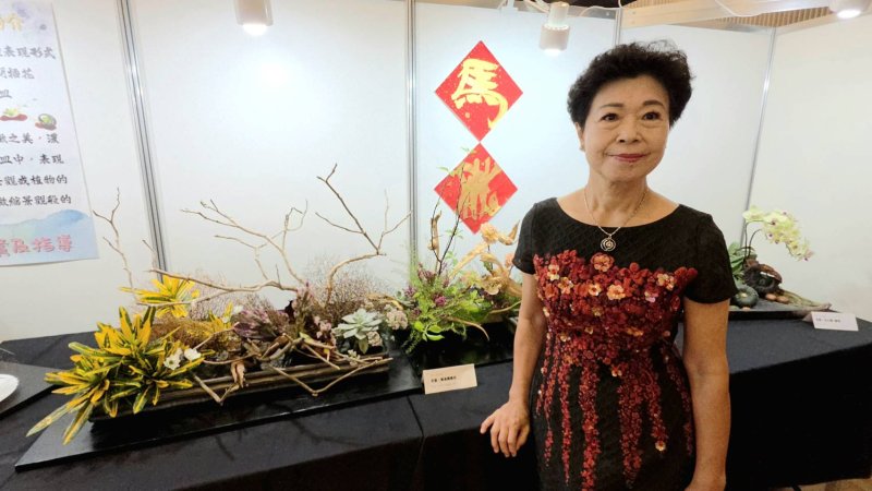 會長王素惠則屬於日本小原流派的插花，本次以小原流的琳派調的花型創作，在展現秋、冬、春的季節變化。(漾新聞記者陳雯萍攝)