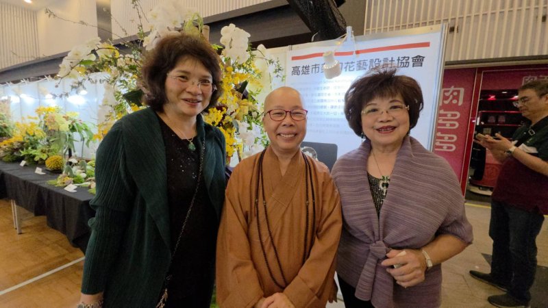 美加花藝會長釋印智師父(中)與成員說明作品的特色。(漾新聞記者陳雯萍攝)