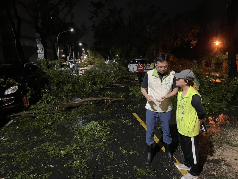 2024年山陀兒颱風,議員林智鴻至鳳山溪畔與中榮里長劉秀美一同勘災資料照. 2024年山陀兒颱風,議員林智鴻至鳳山溪畔與中榮里長劉秀美一同勘災資料照.