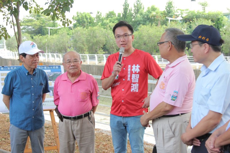 議員林智鴻與副市長林欽榮會勘鳳山溪資料照. 議員林智鴻與副市長林欽榮會勘鳳山溪資料照.