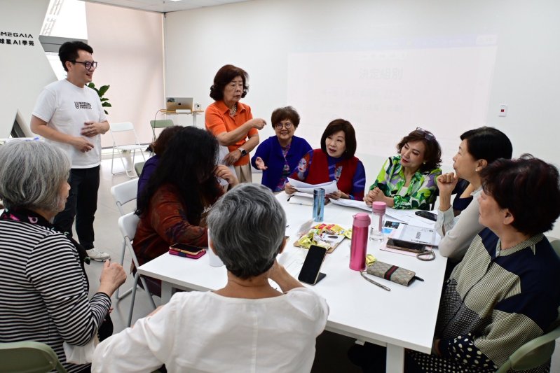 地球星經青年局企業健診與導師輔導後,成功轉型為南部首創「樂齡AI學苑」,已帶領逾300位長者將閱歷轉化為 AI 數位作品。 地球星經青年局企業健診與導師輔導後,成功轉型為南部首創「樂齡AI學苑」,已帶領逾300位長者將閱歷轉化為 AI 數位作品。