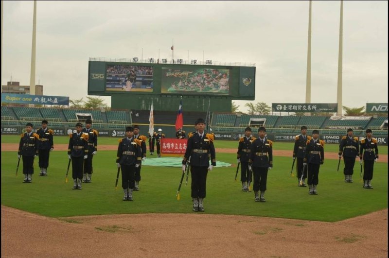 高雄市立志中學軍儀隊上場操槍的英姿。(漾新聞記者陳雯萍翻攝) 高雄市立志中學軍儀隊上場操槍的英姿。(漾新聞記者陳雯萍翻攝)
