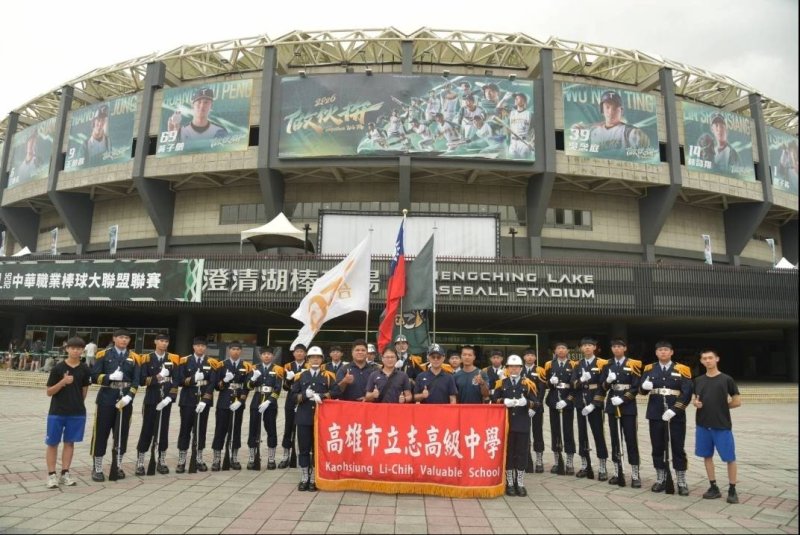 高雄市立志中學軍儀隊於演出前在澄清湖球場合影。(漾新聞記者陳雯萍翻攝) 高雄市立志中學軍儀隊於演出前在澄清湖球場合影。(漾新聞記者陳雯萍翻攝)