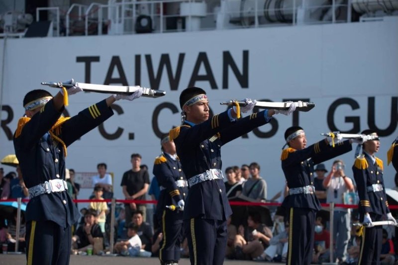 高雄市立志中學軍儀隊上場操槍的英姿。(漾新聞記者陳雯萍翻攝) 高雄市立志中學軍儀隊上場操槍的英姿。(漾新聞記者陳雯萍翻攝)