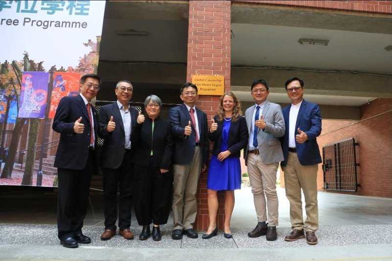 國立中山大學攜手倫敦大學亞非學院合作的「全球公民權碩士學位學程」今(13日)正式揭牌成立。左起中山大學副校長許博欽、郭志文、社科院院長陳美華、校長李志鵬、英國在台辦事處政治新聞署署長何泰曦、教育部主任秘書林伯樵、中山大學校友欣巴巴事業股份有限公司董事長黃烱輝。(漾新聞記者陳雯萍翻攝) 國立中山大學攜手倫敦大學亞非學院合作的「全球公民權碩士學位學程」今(13日)正式揭牌成立。左起中山大學副校長許博欽、郭志文、社科院院長陳美華、校長李志鵬、英國在台辦事處政治新聞署署長何泰曦、教育部主任秘書林伯樵、中山大學校友欣巴巴事業股份有限公司董事長黃烱輝。(漾新聞記者陳雯萍翻攝)