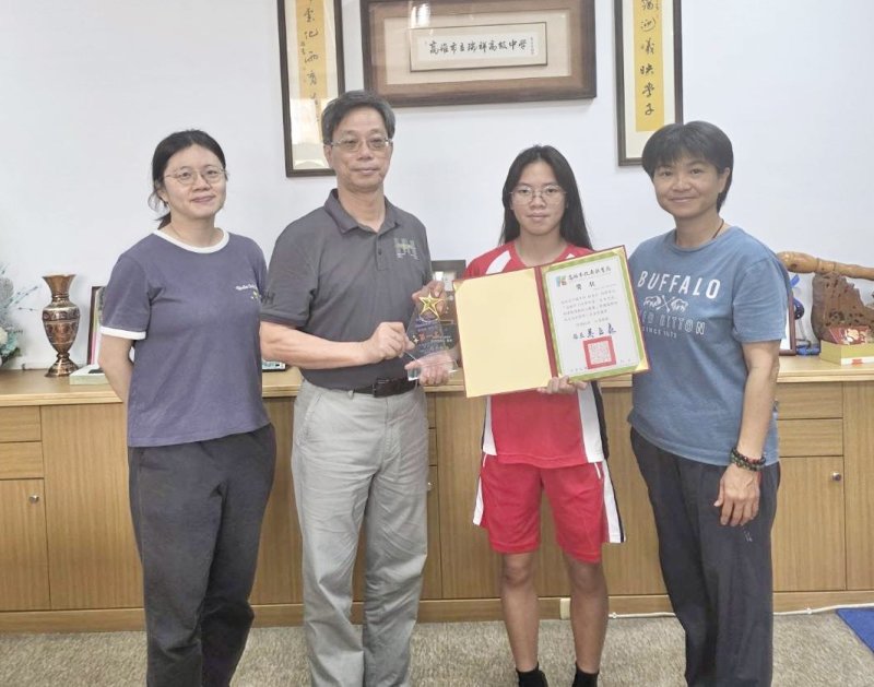 國一學生林意芹（右二）更越級挑戰國三組別，一舉奪得個人第一，展現文武兼備的實力。左二為校長莊訓當與指導老師。