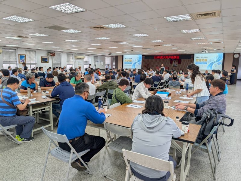 台電高雄區處今（15）日上午於本處4樓大禮堂舉辦年度大用戶座談會，吸引轄內高壓以上用戶踴躍參與，現場約115人出席。