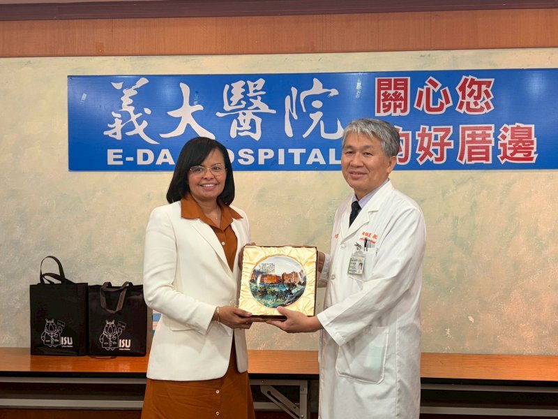 義守大學醫學院林俊農院長(右)致贈本校紀念品致貝里斯駐臺大使梅凱瑟(左)（H.E. Ambassador Katherine Vanessa Meighan）