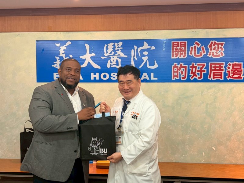 義大醫院楊生湳教育副院長(右)致贈醫院紀念品致貝里斯校長博拉修(左) (Dr. Vincent Roy Palacio)