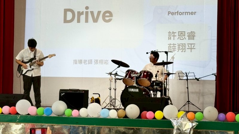 大榮學生進行才藝表演，表現各種學習能量與成長力。