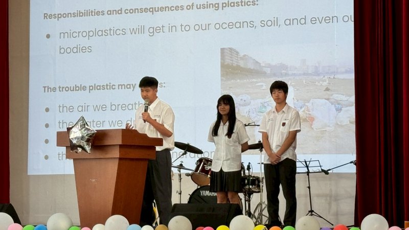 大榮中學高中部學生以全員分組方式進行英語主題發表，內容聚焦永續發展與環境保護等全球議題，展現國際視野與跨域整合能力。
