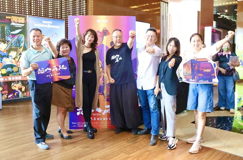 高雄市政府參事陳佩汝（左三）、曲全立導演（右四），以及教育人員觀影共同見證溫暖的力量。